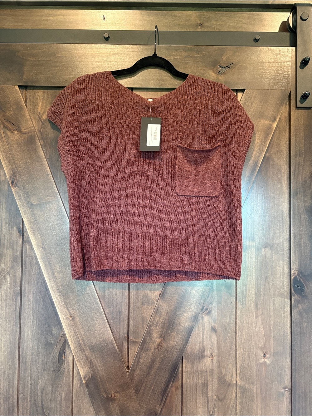BE COOL Short Sleeve Ribbed Pocket Top in wine